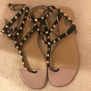 Valentino Garavani Rockstud thong sandal (black)